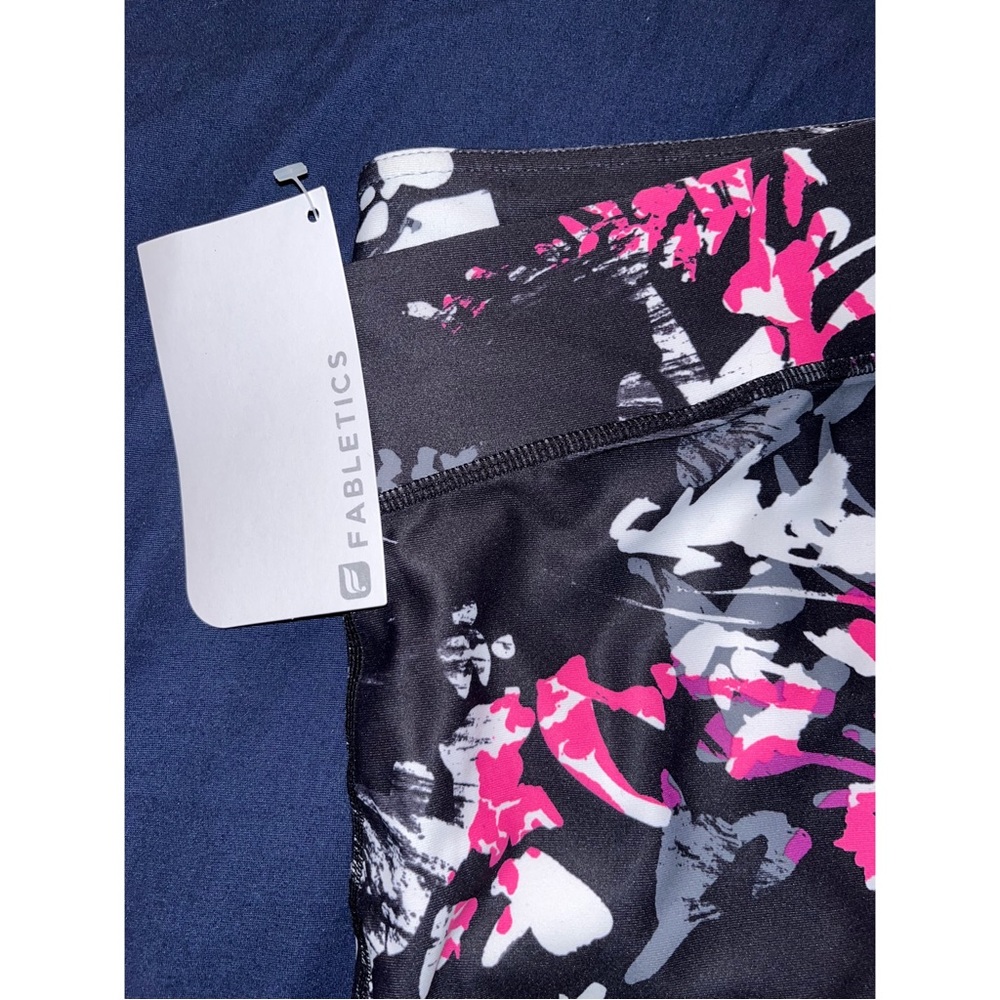 Brand New Fabletics Winn Mid Rise Capri L(10-12)